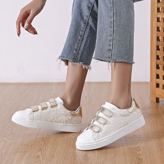 Sneakers blanches pour femme avec scratchs dorés et motifs léopard