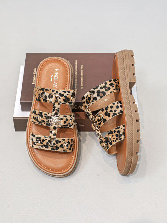Vue d’ensemble des sandales léopard à semelle crantée