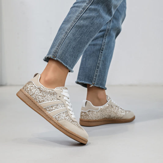 Sneakers glitter femme dorées portées en look casual chic
