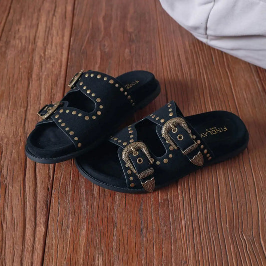Paire de mules plates Arya noires à doubles boucles gravées, vues de trois quarts, collection été Fraise.