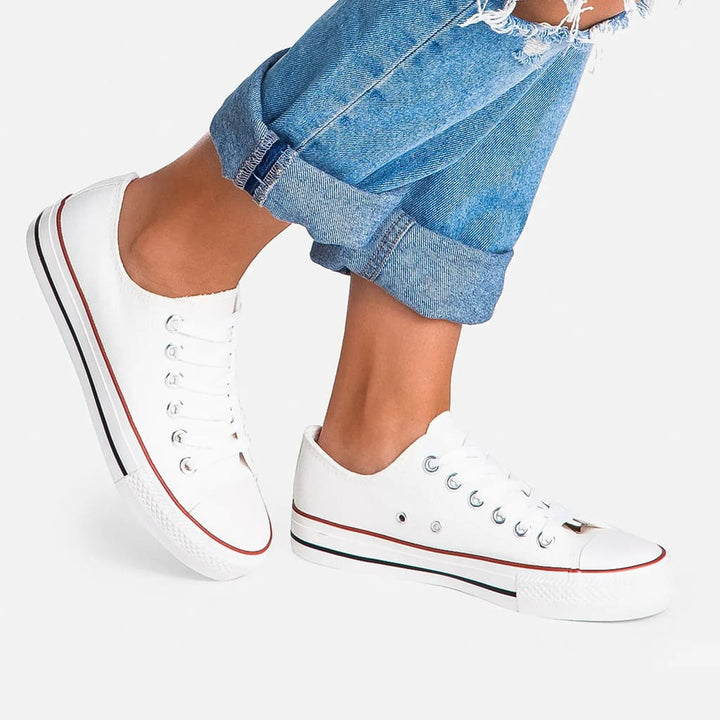 Vue arrière des baskets blanches en toile – Confort et style casual