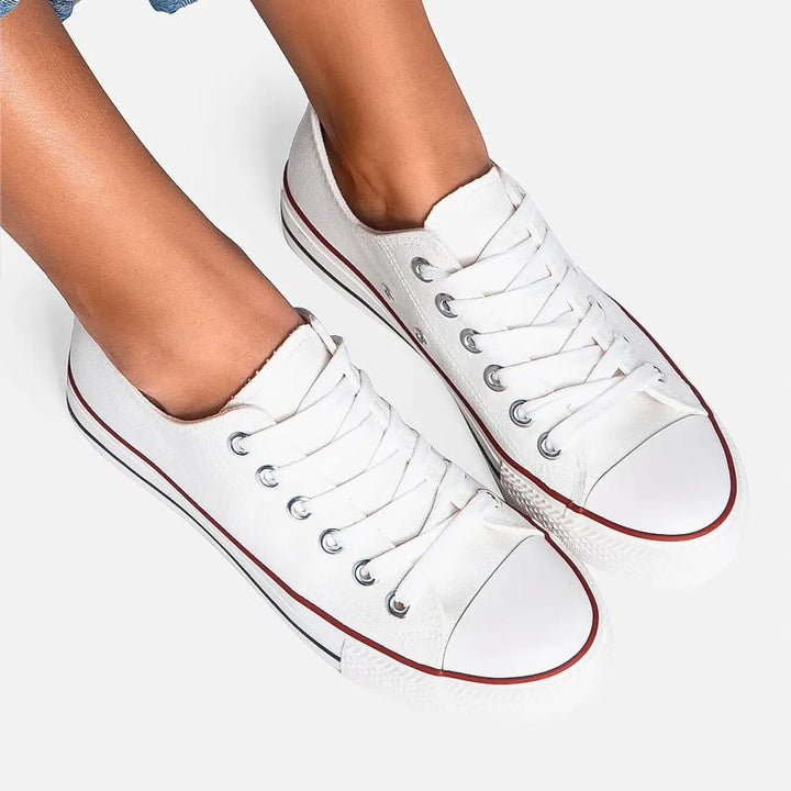 Vue latérale des baskets blanches en toile – Style intemporel et polyvalent