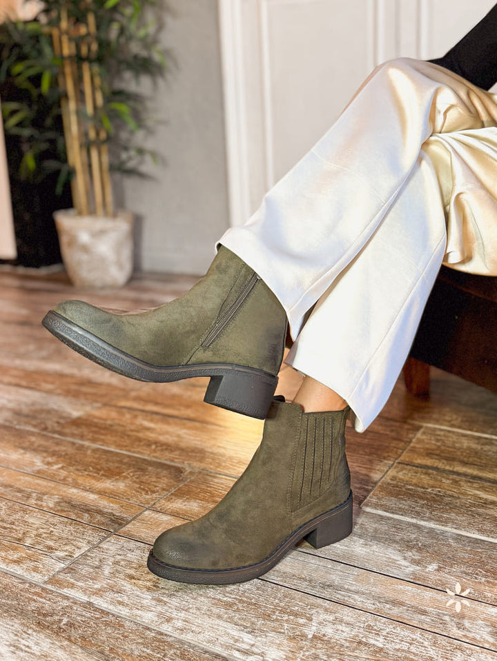 Bottines femme en suédine nubuck kaki avec fermeture éclair et petit talon