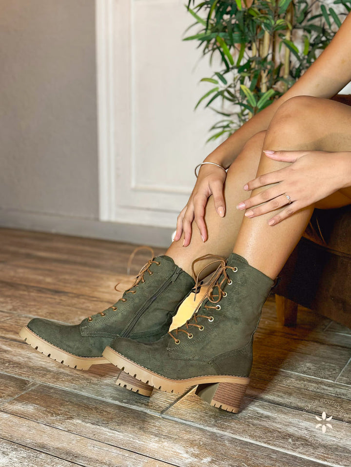 Bottines femme kaki à lacets en suédine style rangers avec petit talon et fermeture éclair