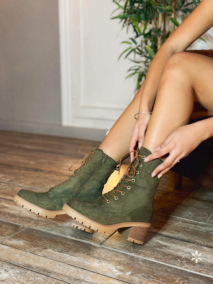 Bottines femme kaki à lacets en suédine style rangers avec petit talon et fermeture éclair