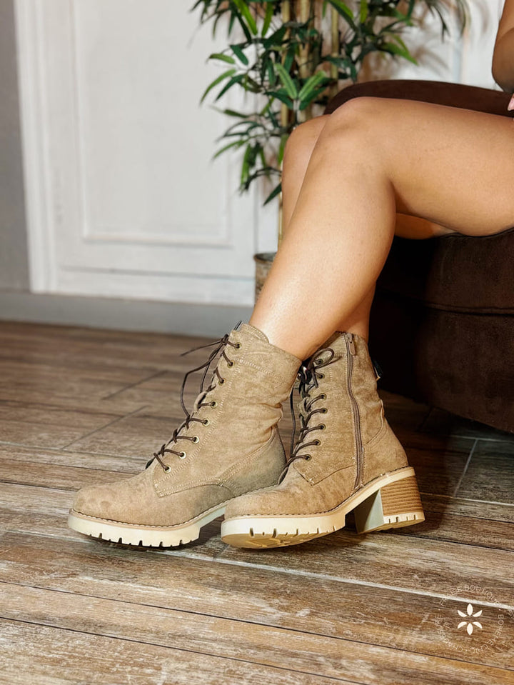 Bottines femme couleur taupe à lacets en suédine style rangers avec petit talon plat et fermeture éclair rapide