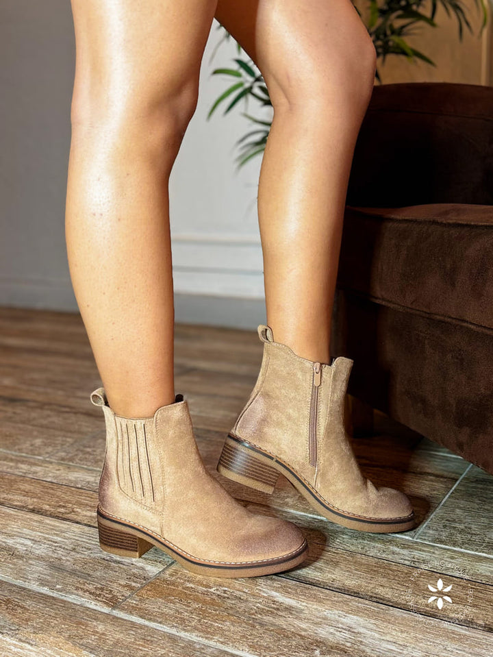 Bottines pour femmes couleur taupe en matière suédine avec fermeture éclair et talon