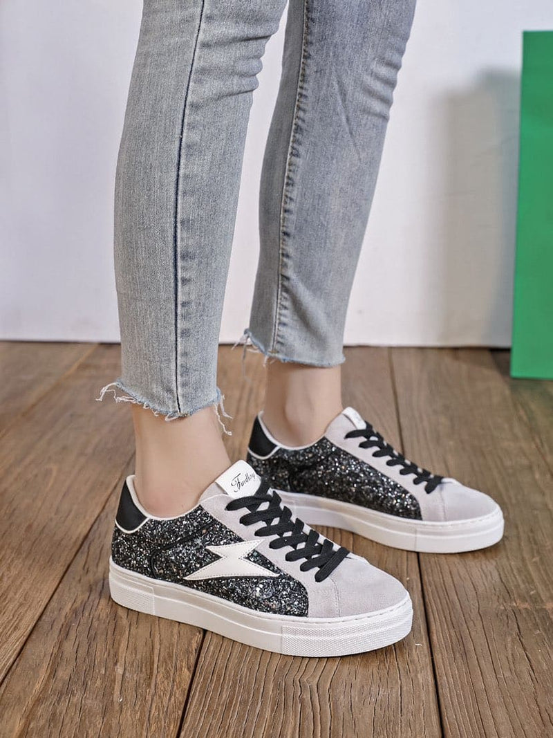Baskets Femme Tendance - Éclair Blanc, Paillettes Noir et Argent, Contrefort Simili Cuir Noir et Blanc, Suédine Grise, Lacets Noirs, Semelle Plateau Blanche