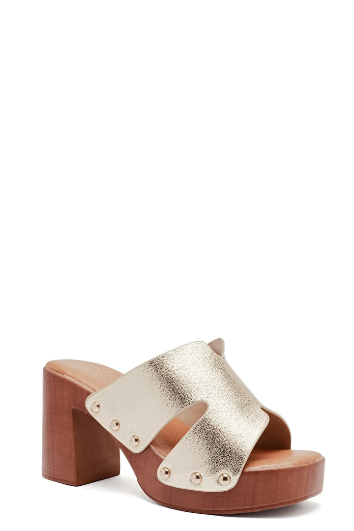 Angle avant mules élégantes cuir doré à talon épais effet bois.