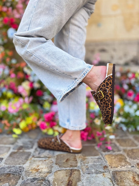 Mules femme imprimé léopard avec boucle dorée et semelle épaisse