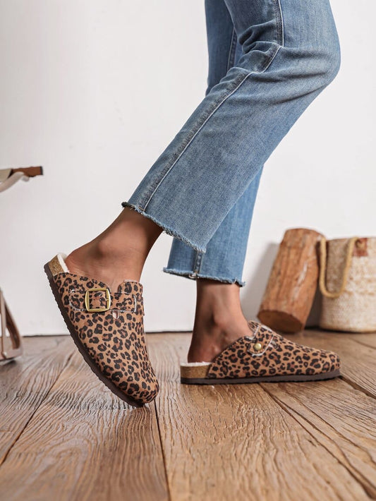 Chaussures ouvertes léopard portées avec jean clair