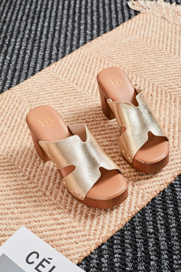 Paire de mules tendance dorées avec bride découpée et rivets dorés.