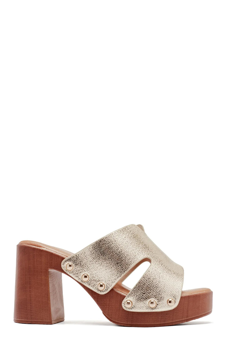 Vue de profil mules femme talon carré bois et bride dorée cuir texturé.
