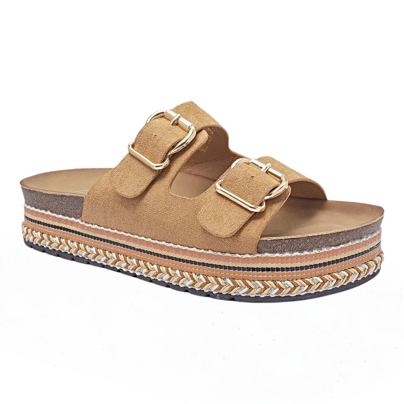 Mules femme à plateforme en suédine camel, détail boucle