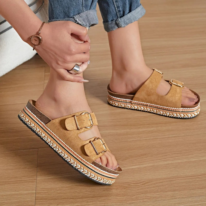 Mules femme à plateforme en suédine camel avec boucles métalliques