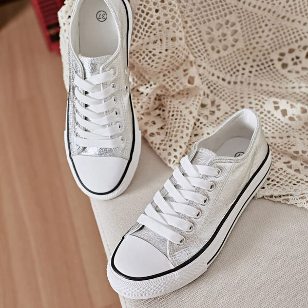 Sneakers basses argentées avec finition brillante pour femmes, semelle blanche, lacets blancs, chaussures tendance