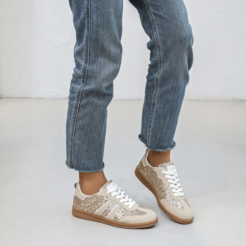 Vue rapprochée des paillettes dorées sur baskets femme tendance