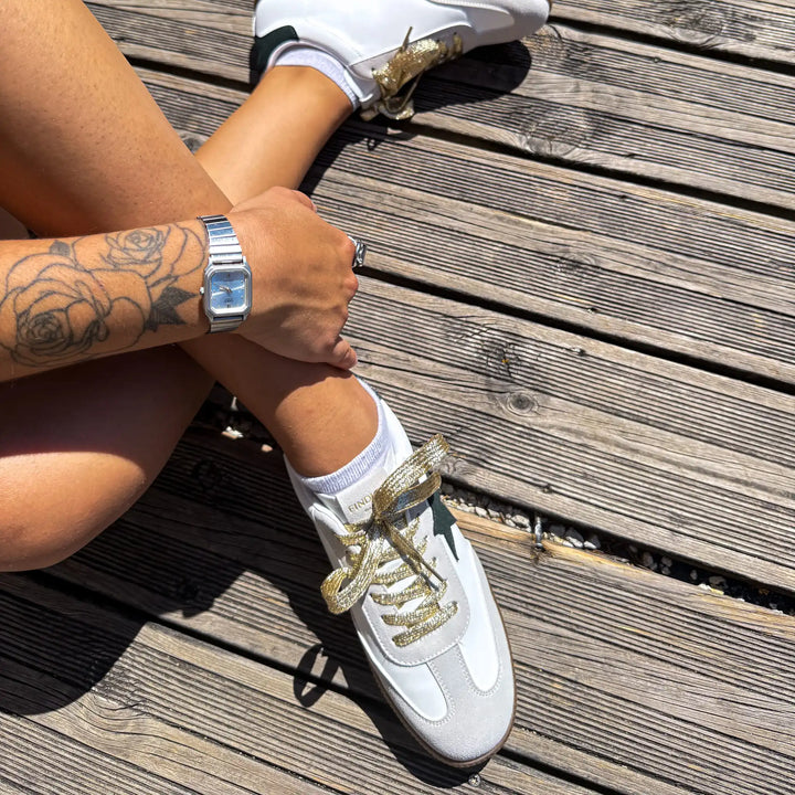 Détail arrière renforcé en suède foncé sur sneakers femme