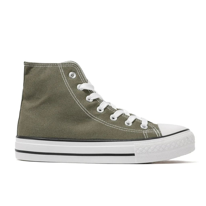 Sneakers montantes vert olive en toile, lacets blancs, semelle contrastante, chaussures tendance