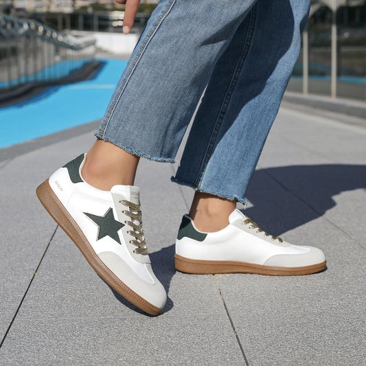 Sneakers femme en cuir blanc et daim beige avec lacets dorés pailletés