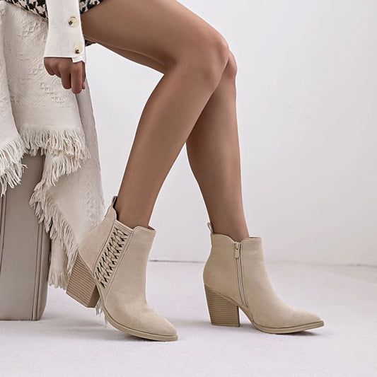 Bottines en daim beige clair avec talon carré pour femme.