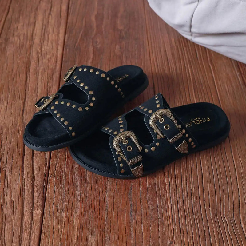 Paire de mules plates Arya noires à doubles boucles gravées, vues de trois quarts, collection été Fraise.